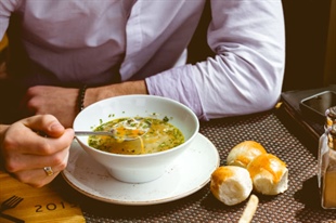 Las sopitas levanta muertos son con pollo