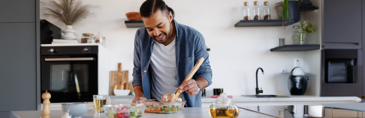 Hombre cocinando pollo