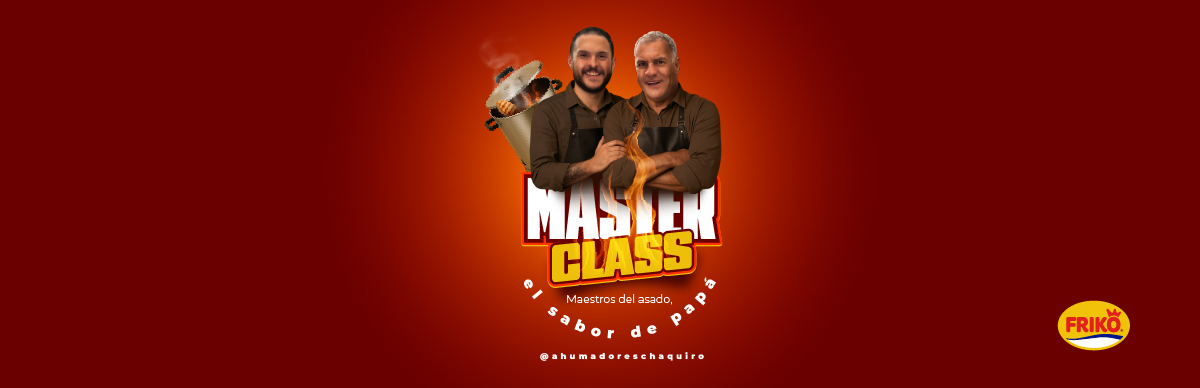 Mujer preparando pollo en la cocina