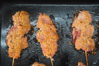 Mini chuzos con chutney, miel y maní