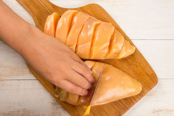 Sazonamos pechugas de pollo Friko