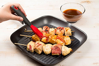 Chuzos de pollo de contramuslos marinados