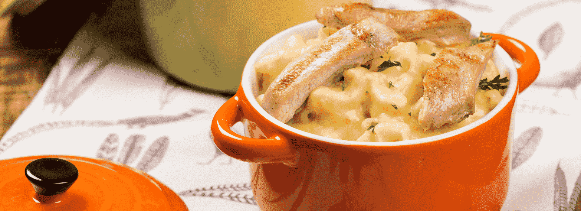 Prueba estos deliciosos contramuslos a la parrilla con macarrones 3 quesos