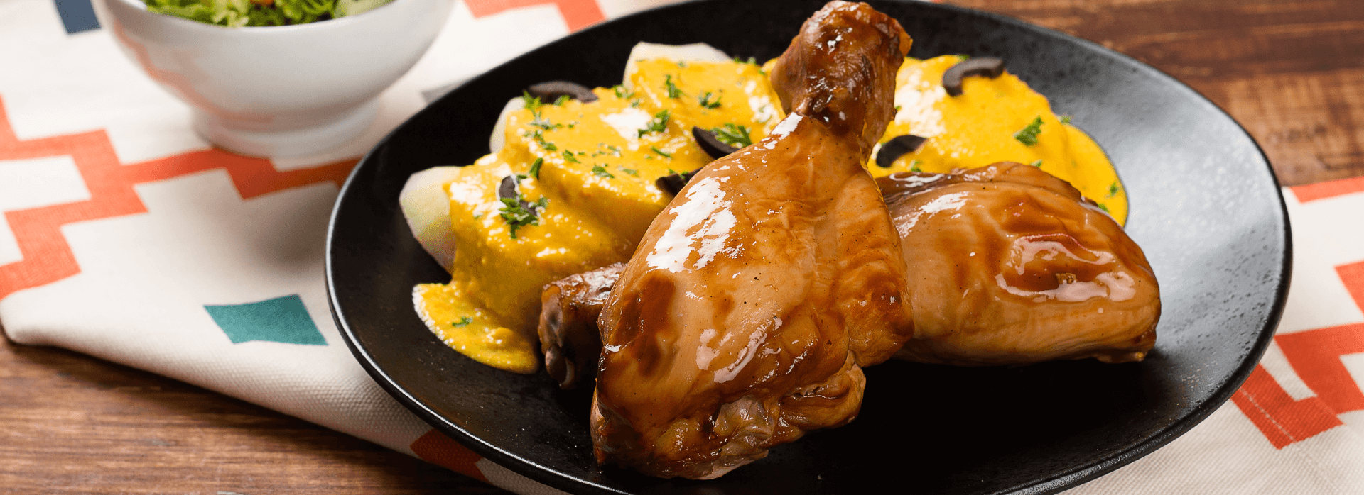 Prueba estos deliciosos muslos de pollo con papas a la huancaína 